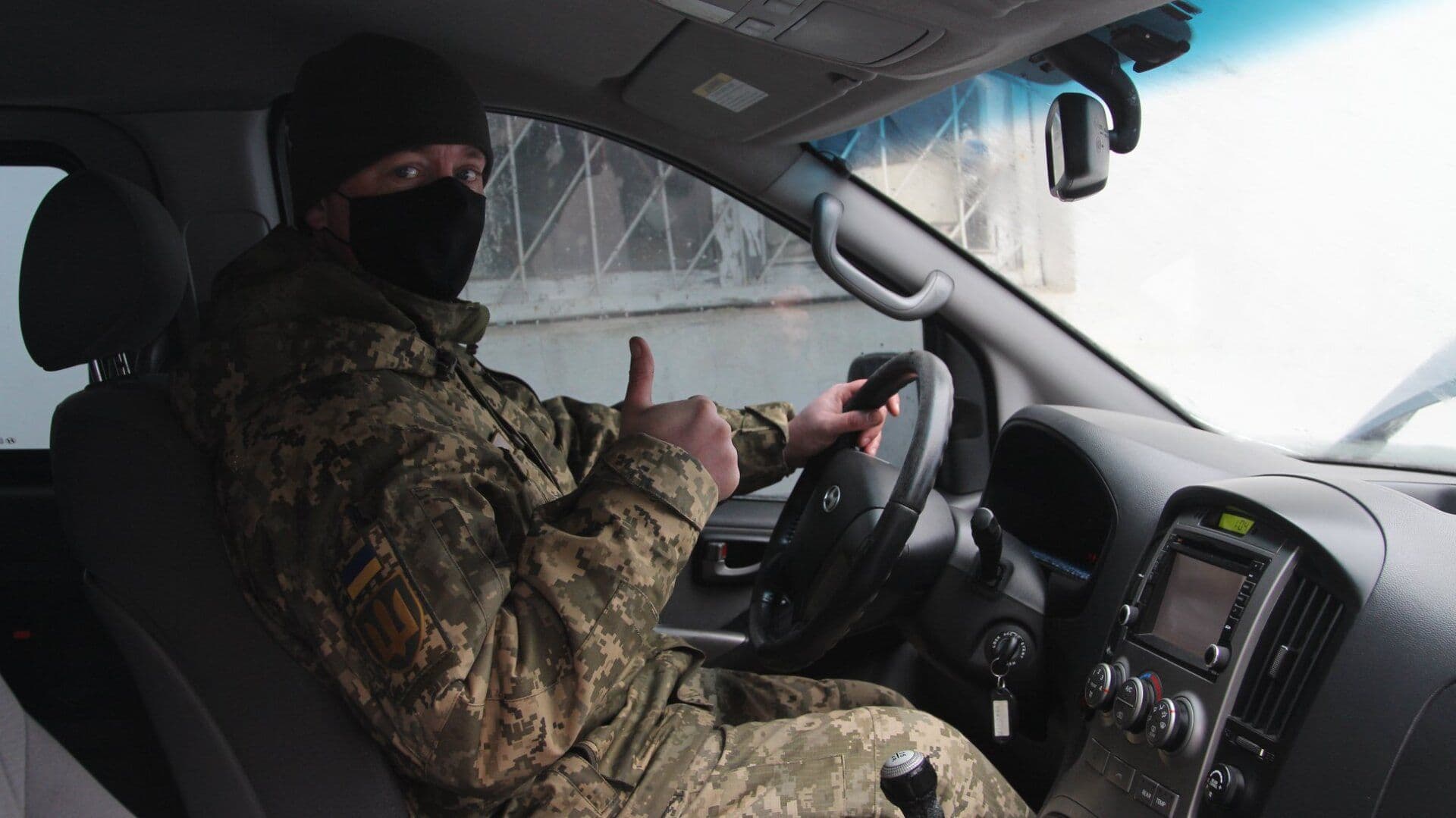 ДП «НАІС» передало службові автомобілі Сухопутним Військам ЗС України